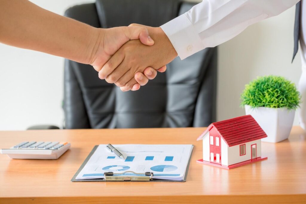What are the basic requirements to become a Realtor